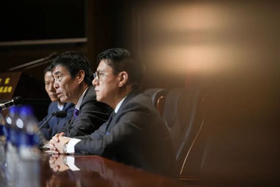 双乳压在落地窗前做h视频